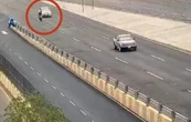 Captan en VIDEO a conductor arrollando a presuntos ladrones en Querétaro
