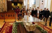 Miles de fieles acuden a ver los restos de santa Teresa de Ávila que murió en 1582