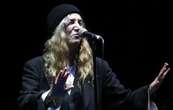 Patti Smith se disculpa por cancelar un espectáculo tras desmayarse en el escenario en Brasil