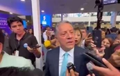 Fiscal da manotazo a reportero que preguntó por fiesta en instalaciones de la FGE Guanajuato (Video)