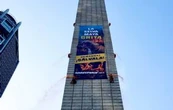 Greenpeace coloca pancarta en la Estela de Luz contra la deforestación en la Selva Maya