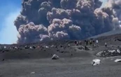 Una violenta erupción en el Etna desata pánico entre turistas en la isla italiana de Sicilia (Videos)