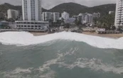 Mar de fondo arrastra a turistas en Acapulco (Video)