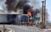 Ola de narcobloqueos sacude a Michoacán; grupos criminales incendian vehículos y Oxxos (Video)