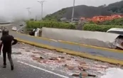 Vuelca un tracto camión de refrescos en La Pera; carga vehicular en la México-Cuernavaca (Video)