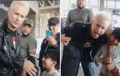 Mike Dirnt, integrante de Green Day, regala bajo a niño mexicano (Video)