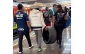 Captan a fan de la F1 llevándose una llanta en el metro de la CDMX tras Gran Premio de México (Video)