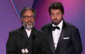 Gael García Bernal y Diego Luna sorprenden en los premios Emmy; presentan premio en español (Video)