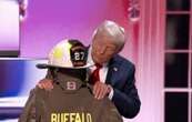 Trump rinde homenaje al bombero fallecido durante su mitin en Pensilvania