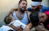 Un padre palestino llora la muerte de su bebé por un ataque de Israel contra Gaza