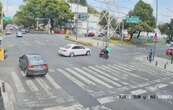 Conductor se pasa el semáforo y embiste a motociclista en Iztapalapa (Video)