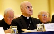 Vaticano excomulga a exnuncio apostólico ante EU y lo declara cismático