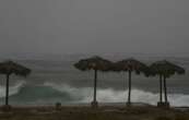 Huracán Rafael toca tierra en Cuba como potente tormenta de categoría 3 tras dejar sin luz a la isla