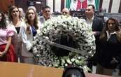 “Murió la justicia”: PRI coloca una corona de flores durante la discusión de leyes secundarias