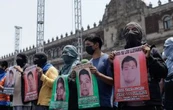 AMLO acepta recibir a los padres de los 43; levantan plantón de Palacio Nacional