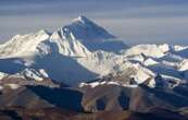 Un río está elevando la cima del Monte Everest