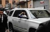 En camioneta, AMLO deja Palacio Nacional entre gritos de despedida de sus simpatizantes