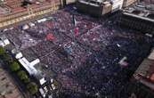 Juez ordena izar la bandera nacional en el Zócalo durante manifestación “marea rosa”