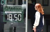 Peso gana por un dólar que se debilita ante expectativa de recortes de la Fed