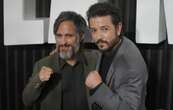 Gael García Bernal y Diego Luna alzan los puños de "La Máquina" en México