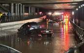 Tromba provoca inundaciones en bajo puentes de Periférico Norte, en Naucalpan (Videos)