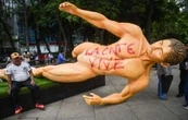 CNTE derriba estatuas del Mundial en Paseo de la Reforma