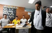 Cepeda y Petro cuestionan resultados de la elección en Colombia que dan ventaja a De la Espriella