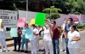 Protestan trabajadores de Hospital del ISSSTE en Pachuca por falta de pagos; policía los repliega