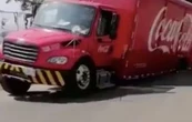 Camión de Coca-Cola cae a socavón cerca del Estadio Azteca a menos de 100 días del Mundial