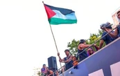 Lamine Yamal ondea la bandera palestina durante el desfile de celebración del título del Barcelona