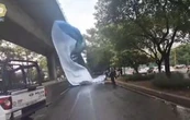 Así cayó una lona de espectacular sobre segundo piso de Periférico sur (Video)