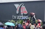 Integrantes de la CNTE se manifiestan frente a TV Azteca en Periférico Sur