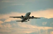 Bebé nace en un avión rumbo a Nueva York y su nacionalidad queda en revisión legal