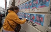 Madres buscadoras de Guerrero pegan estampas del Mundial con rostros de sus hijos desaparecidos