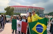 Ante un Estadio Banorte amurallado, decenas de aficionados comienzan la fiesta mundialista