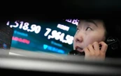 Acciones mundiales bajan tras otra venta de tecnológicas en Wall Street y el crudo se dispara