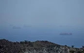 Irán dispara contra tres buques en el estrecho de Ormuz, complicando los esfuerzos diplomáticos