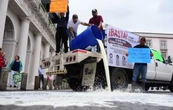 Ganaderos de Veracruz tiran leche tras cierre de centro de acopio del Bienestar
