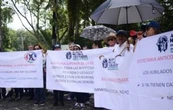 Maestros y jubilados reciben a Sheinbaum con protestas en Xalapa