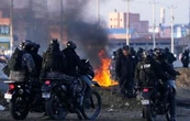 Policías y militares intentan despejar ruta a La Paz, aislada por 23 días de protestas en Bolivia