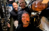 Astronautas de Artemis II llaman a la estación espacial rumbo a casa desde la Luna