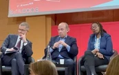 Gritan “¡asesino!” y “¡lárgate!” a Felipe Calderón durante un foro en París (Video)