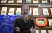 En su nuevo libro Juan Villoro convierte la cancha en una página y la página en una cancha