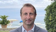 Inter obiettivo Leoni, alternativa De Winter ma serve prima la cessione di Bisseck. Napoli e se alla fine l’esterno fosse Chiesa? Juventus, stretta finale su Kolo Muani. Per il centrocampo c’è anche Kessie