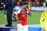 Gabriel xin đá quả phạt đền cuối cùng của Arsenal nhưng đá hỏng