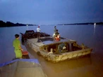 Bắt quả tang ghe gỗ hút cát trái phép trên sông Hàm Luông