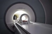 Đeo dây chuyền vào phòng chụp, người đàn ông tử vong vì bị máy MRI hút mạnh