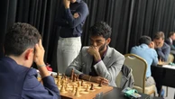 Vua cờ Gukesh tiếp tục sa sút, thua kỳ thủ 16 tuổi tại giải Grand Swiss