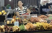Phạt người bán hàng rong Đà Nẵng 'chặt chém' 6 khách Lào