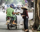 Cụ già bán rau bên vỉa hè và wifi tốc độ cao